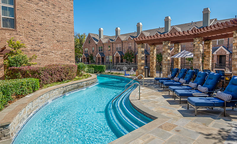 Outdoor pool and lounge - Alto at Highland Park